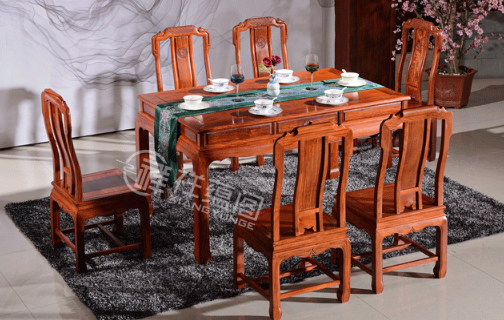 红木餐桌适合搭配什么颜色的桌布