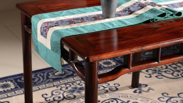 红木餐桌适合搭配什么颜色的桌布