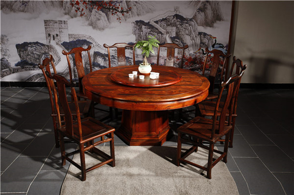 红木餐桌装饰过程中要关注到摆件特色
