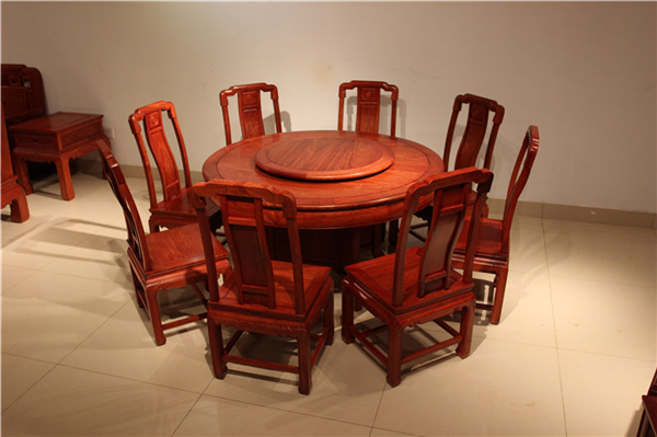 红木餐桌表面放什么比较好