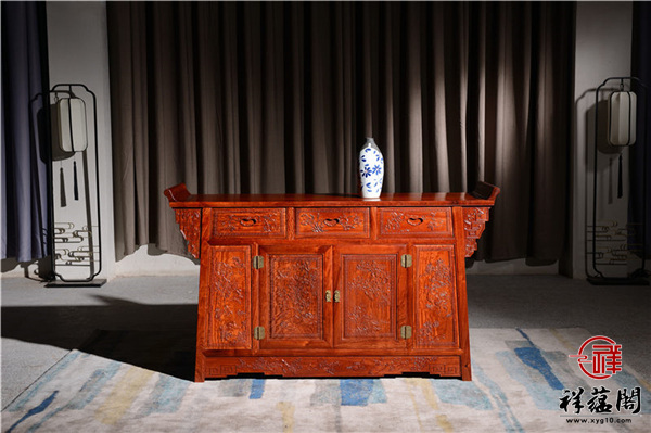 红木条案上的中国风，厅堂里的精美家具：红木条案的功能和特点
