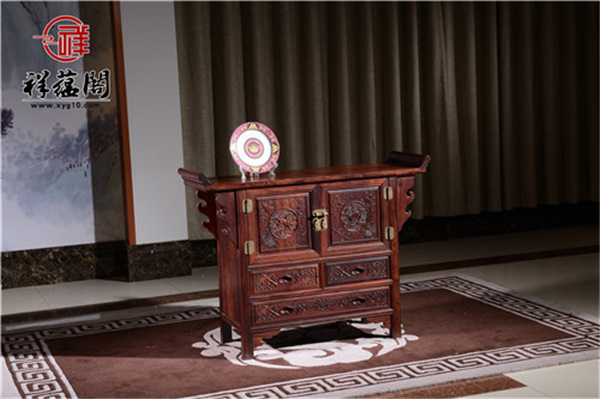 红木条案上的中国风，厅堂里的精美家具：红木条案的功能和特点